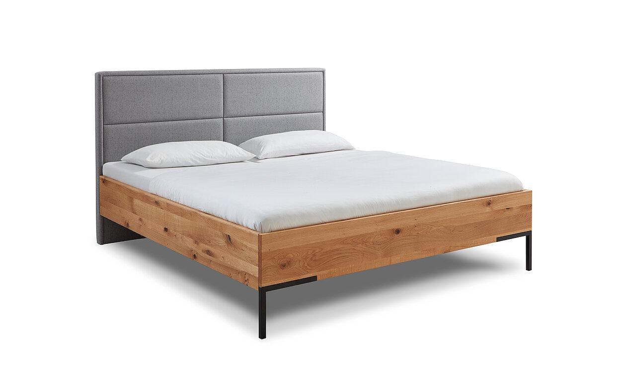 Bett Florenz Massiv mit Stoffkassettenrückwand